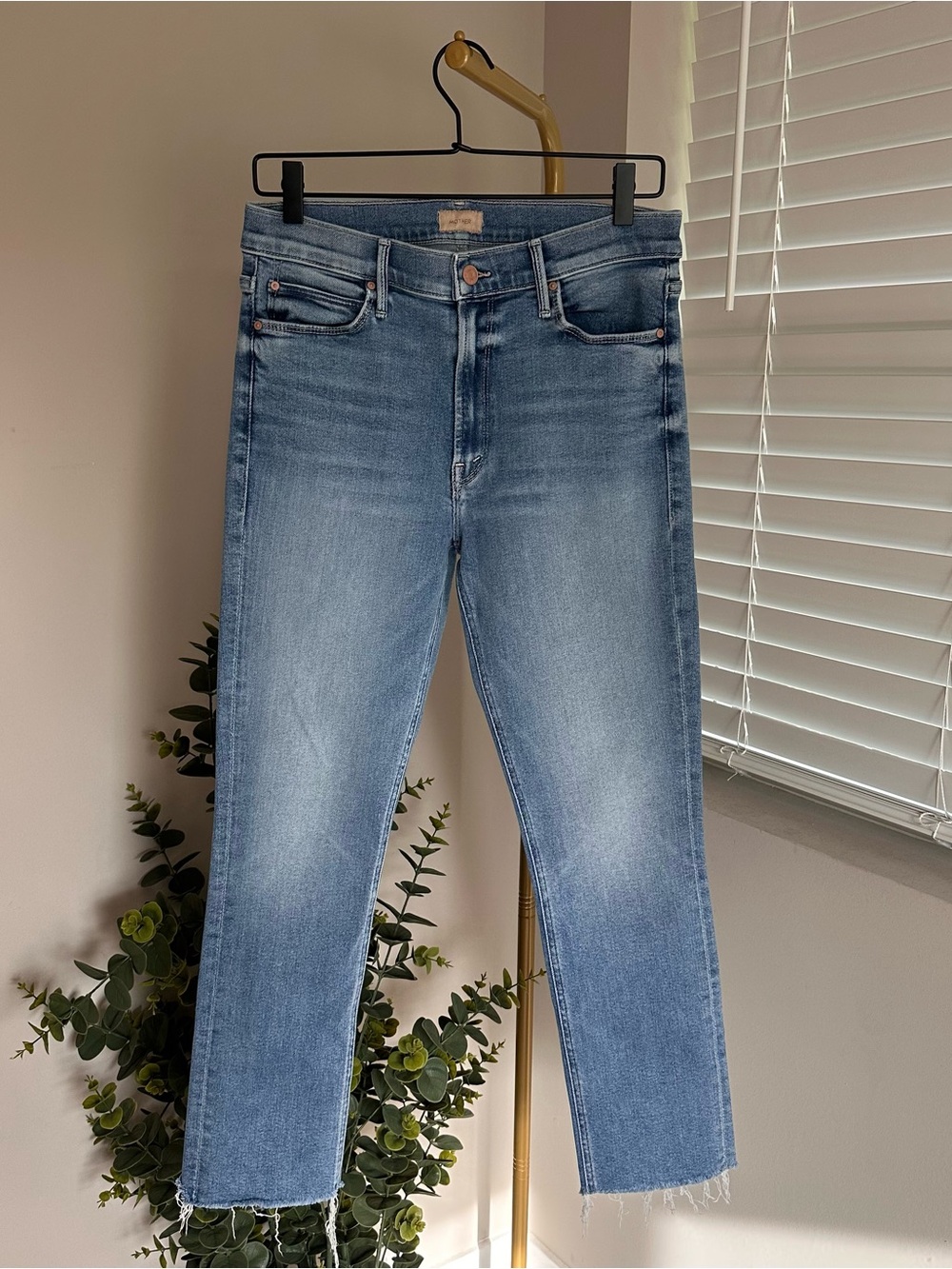 MOTHER The Mid Rise Dazzler Ankle Fray 30